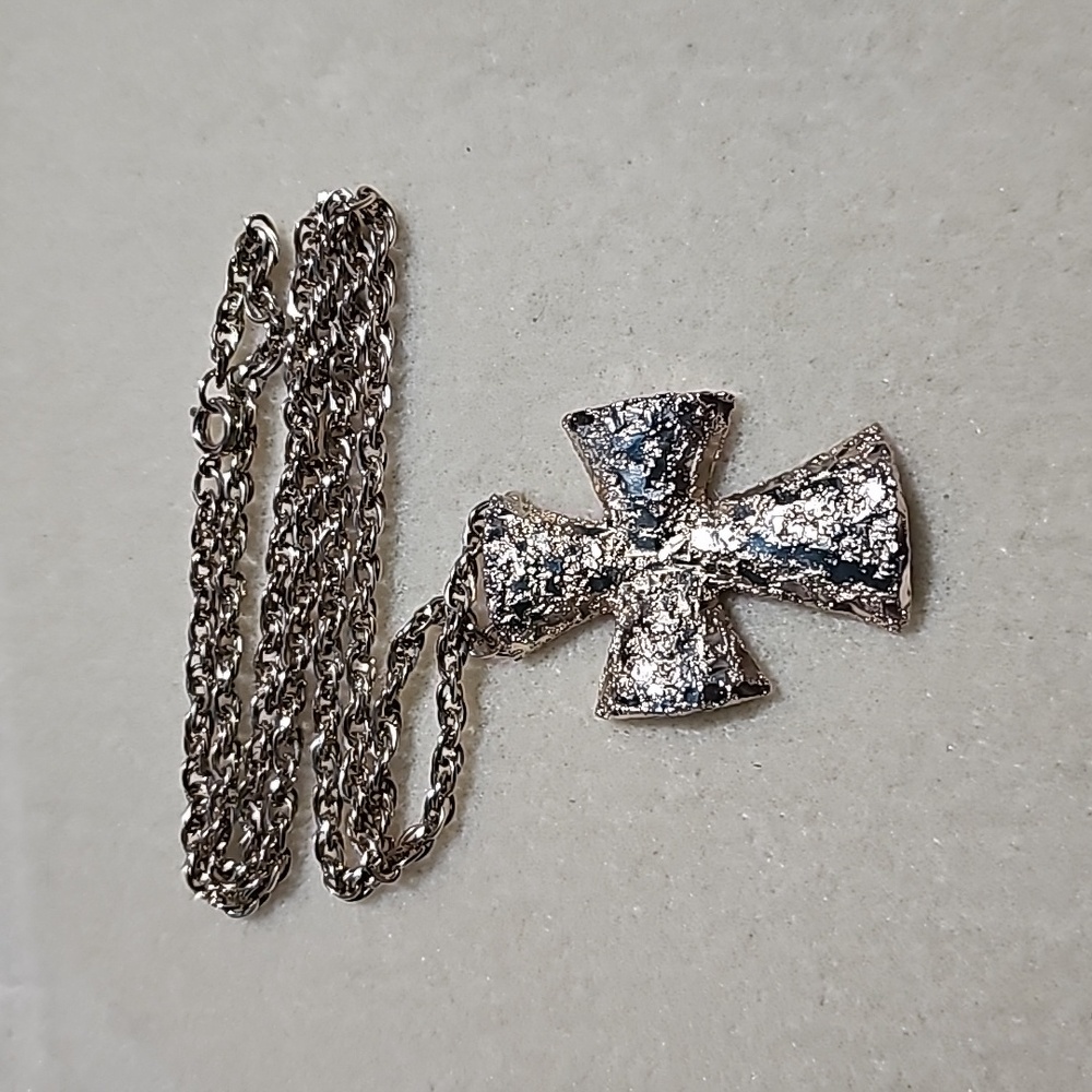 Vintage Sarah Coventry cross necklace signed